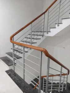 Mẫu cầu thang lan can tay vịn gỗ đẹp tại Đà Nẵng