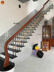 Mẫu cầu thang lan can tay vịn gỗ đẹp tại Đà Nẵng