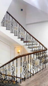 Mẫu cầu thang lan can tay vịn gỗ đẹp tại Đà Nẵng