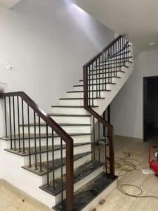 Mẫu cầu thang lan can tay vịn gỗ đẹp tại Đà Nẵng