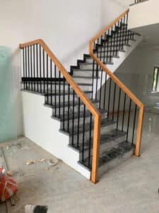 Mẫu cầu thang lan can tay vịn gỗ đẹp tại Đà Nẵng