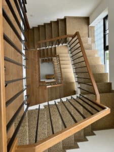 Mẫu cầu thang lan can tay vịn gỗ đẹp tại Đà Nẵng