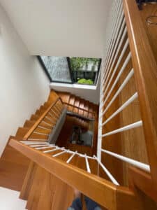 Mẫu cầu thang lan can tay vịn gỗ đẹp tại Đà Nẵng