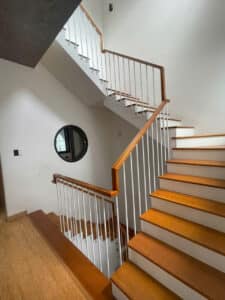 Mẫu cầu thang lan can tay vịn gỗ đẹp tại Đà Nẵng