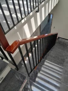 Mẫu cầu thang lan can tay vịn gỗ đẹp tại Đà Nẵng