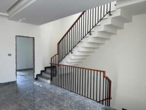 Mẫu cầu thang lan can tay vịn gỗ đẹp tại Đà Nẵng