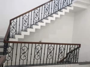 Mẫu cầu thang lan can tay vịn gỗ đẹp tại Đà Nẵng