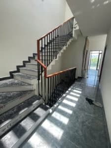 Mẫu cầu thang lan can tay vịn gỗ đẹp tại Đà Nẵng