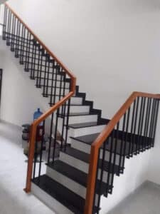 Mẫu cầu thang lan can tay vịn gỗ đẹp tại Đà Nẵng