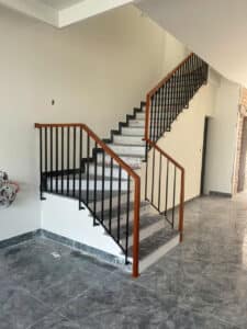 Mẫu cầu thang lan can tay vịn gỗ đẹp tại Đà Nẵng