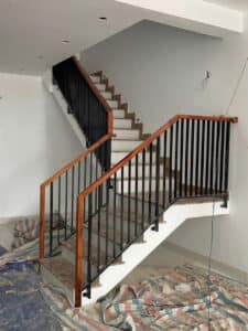 Mẫu cầu thang lan can tay vịn gỗ đẹp tại Đà Nẵng