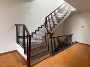 Mẫu cầu thang lan can tay vịn gỗ đẹp tại Đà Nẵng