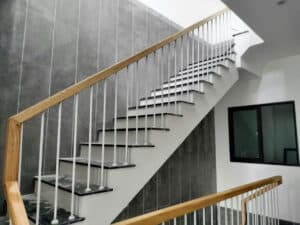 Mẫu cầu thang lan can tay vịn gỗ đẹp tại Đà Nẵng