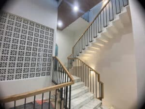 Mẫu cầu thang lan can tay vịn gỗ đẹp tại Đà Nẵng