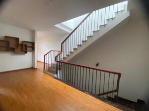 Mẫu cầu thang lan can tay vịn gỗ đẹp tại Đà Nẵng