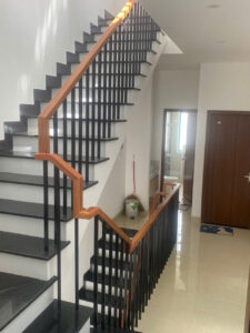 Mẫu cầu thang lan can tay vịn gỗ đẹp tại Đà Nẵng