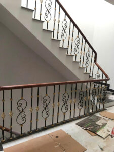 Mẫu cầu thang lan can tay vịn gỗ đẹp tại Đà Nẵng