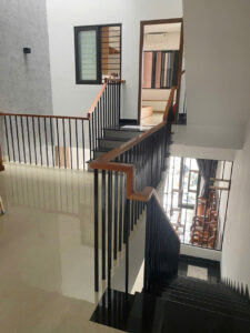 Mẫu cầu thang lan can tay vịn gỗ đẹp tại Đà Nẵng