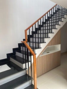 Mẫu cầu thang lan can tay vịn gỗ đẹp tại Đà Nẵng