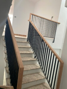 Mẫu cầu thang lan can tay vịn gỗ đẹp tại Đà Nẵng