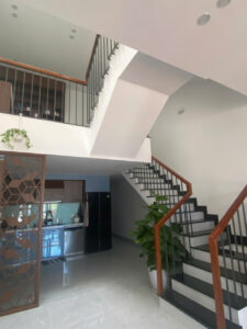 Mẫu cầu thang lan can tay vịn gỗ đẹp tại Đà Nẵng