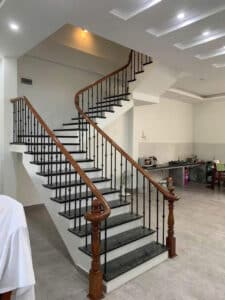 Mẫu cầu thang lan can tay vịn gỗ đẹp tại Đà Nẵng