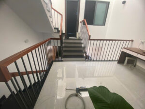 Mẫu cầu thang lan can tay vịn gỗ đẹp tại Đà Nẵng