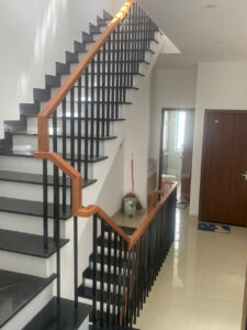 Mẫu cầu thang lan can tay vịn gỗ đẹp tại Đà Nẵng