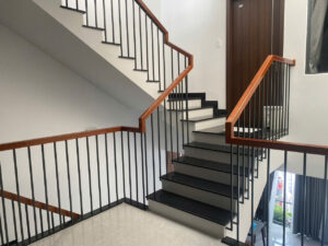 Mẫu cầu thang lan can tay vịn gỗ đẹp tại Đà Nẵng