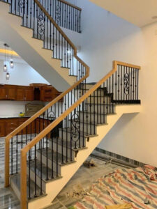 Mẫu cầu thang lan can tay vịn gỗ đẹp tại Đà Nẵng