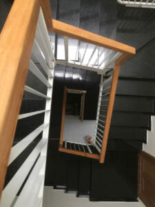 Mẫu cầu thang lan can tay vịn gỗ đẹp tại Đà Nẵng