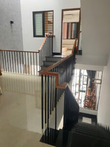 Mẫu cầu thang lan can tay vịn gỗ đẹp tại Đà Nẵng