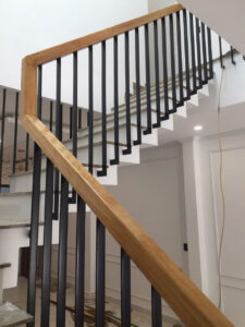 Mẫu cầu thang lan can tay vịn gỗ đẹp tại Đà Nẵng