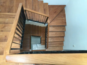 Mẫu cầu thang lan can tay vịn gỗ đẹp tại Đà Nẵng