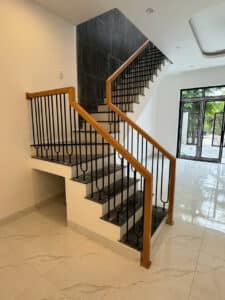 Mẫu cầu thang lan can tay vịn gỗ đẹp tại Đà Nẵng