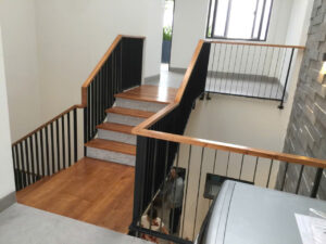 Mẫu cầu thang lan can tay vịn gỗ đẹp tại Đà Nẵng